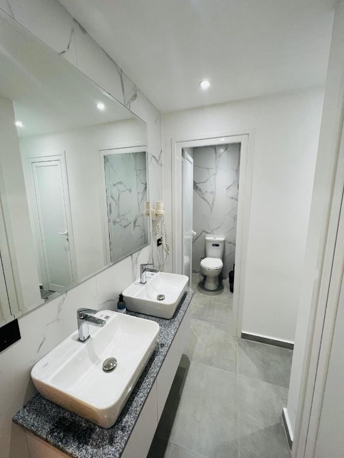 Central Boutique Hostel Sarande Bagian luar foto